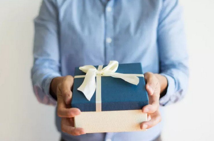 HUKUM MEMBERIKAN HADIAH KEPADA ATASAN DALAM DUNIA KERJA