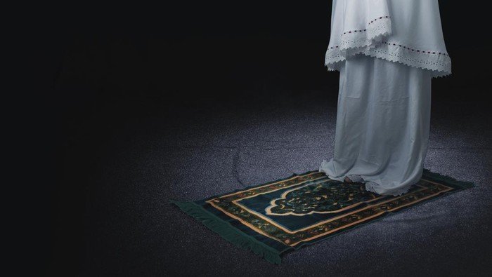 KAPAN WAKTU SHALAT ZUHUR BAGI WANITA DI HARI JUMAT?