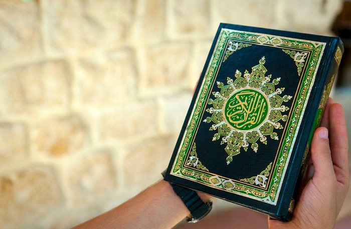 HUKUM MEMBACA MUSHAF DAN BERGERAK RINGAT SAAT SHALAT